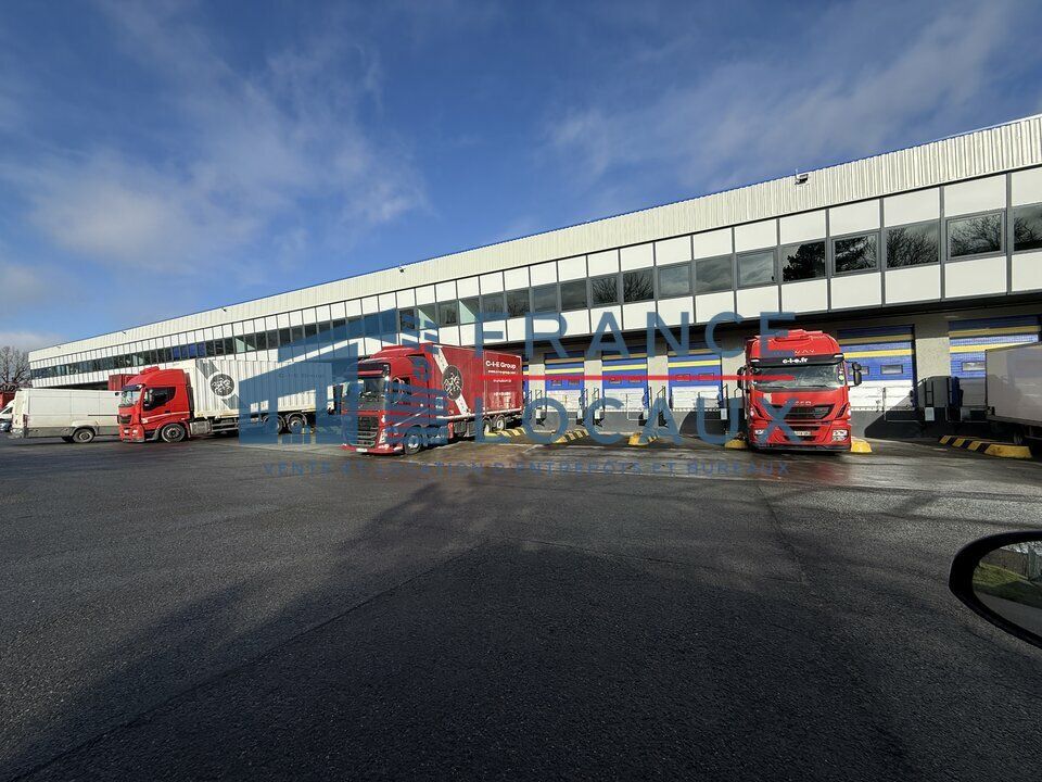 France Locaux vous propose 10731 m² de surface d'entrepôts avec quais de déchargement à louer au sein d'une zone d'activité sécurisée.