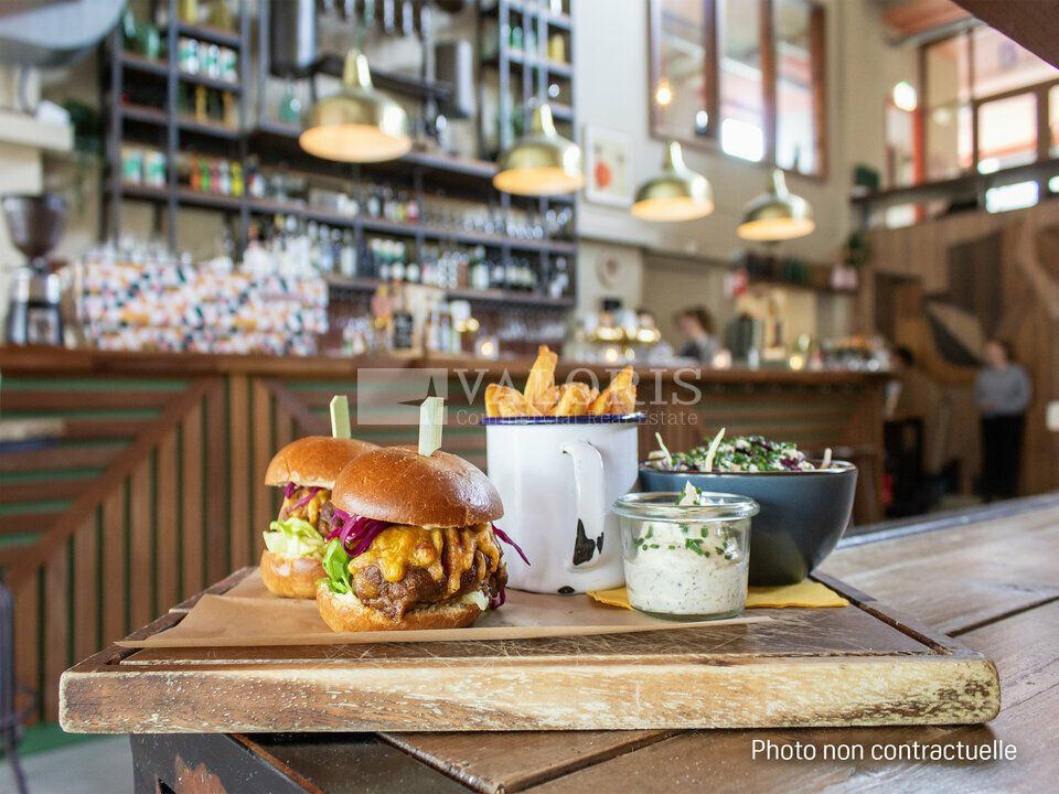  Valoris Real Estate vous propose à la location un local commercial d'une surface de 285 m² au cœur de Mâcon.