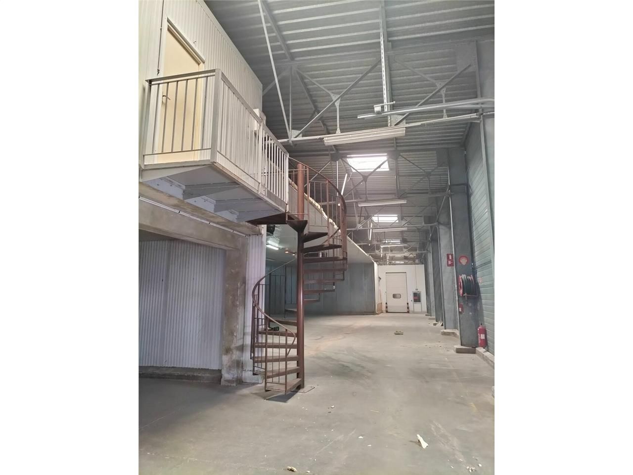 Local d'activité de 1 400 m² à louer – Servian