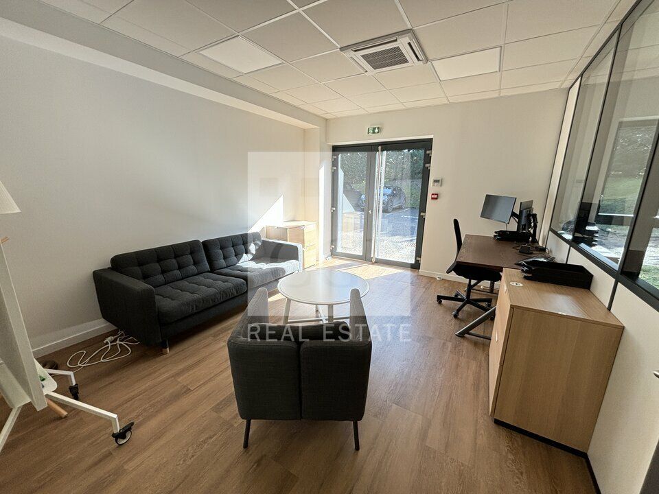 Des bureaux haut de gamme, entièrement rénovés et prêts à l'emploi, pour une installation immédiate à Rillieux-la-Pape.