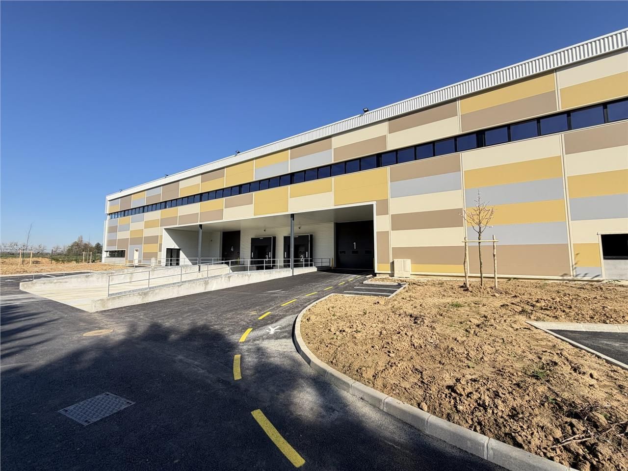 Location local 1586 m² à Plaisir