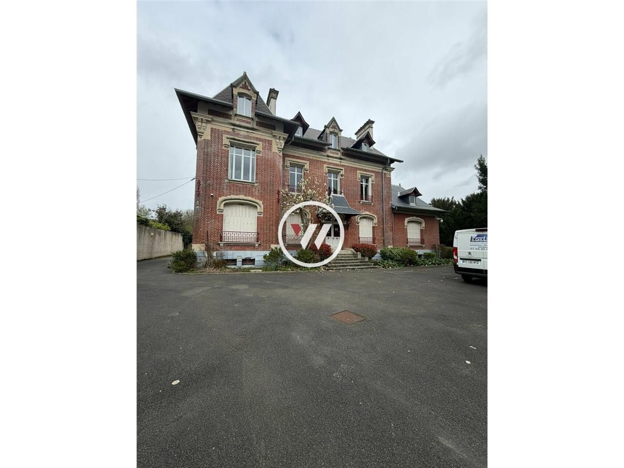 Location local d''activites 600 m² non divisibles