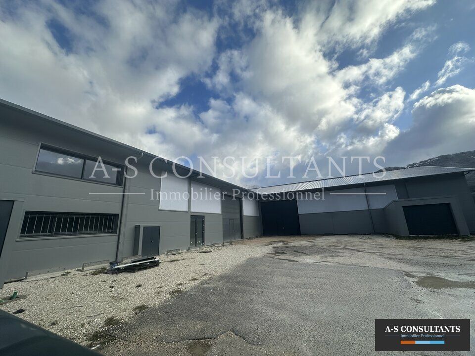 A LOUER - proche Chambéry - LA RAVOIRE (73490) - entrepôt de 600 m² environ au sol - façades neuves - porte sectionnelle - terrain clos et sécurisé - nombreux parkings privatifs disponibles.