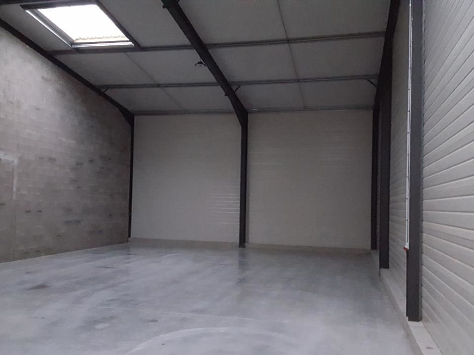 DANS VILLAGE D'ENTREPRISES AU BORS DE L'A13. 