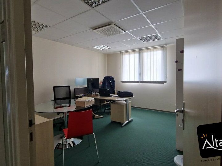 A louer, un superbe immeuble de bureaux d'environ 2135 m² divisible, au coeur d'un parc tertiaire de l'agglomération de Chartres, à proximité immédiate de l'autoroute A 11.