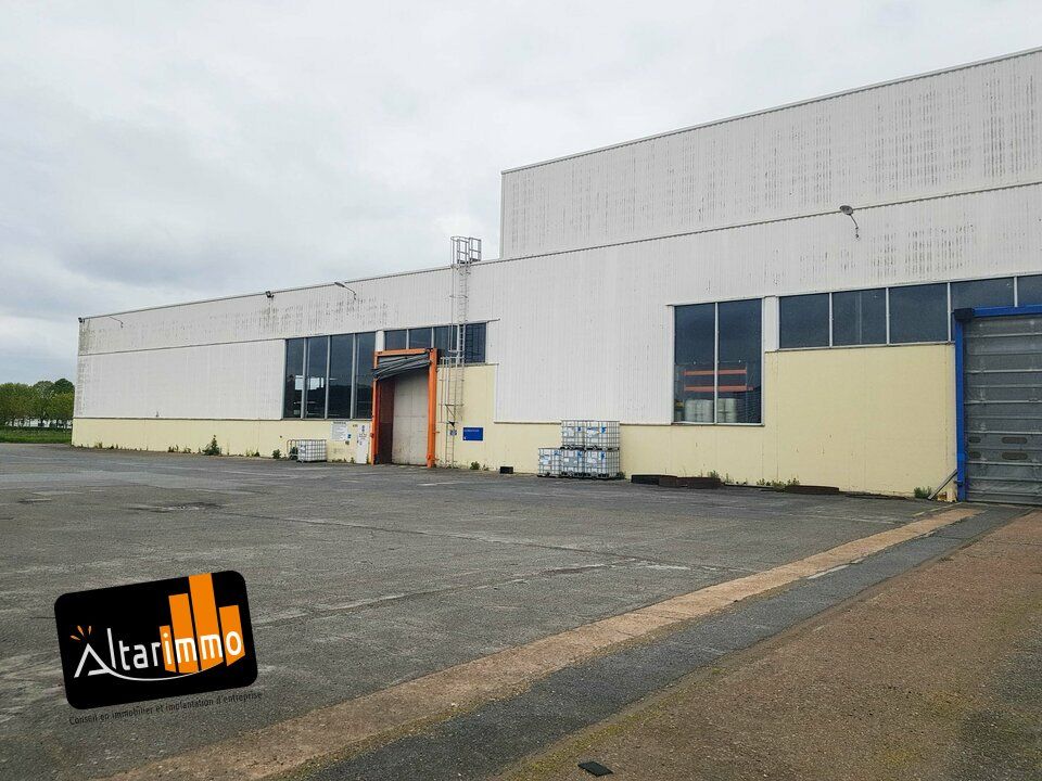 A LOUER Local d'activités ou entrepot de 4500 m² environ sur un terrain de 2 hectares, idéalement situé à proximité immédiate de la RN12 et de la RN154.