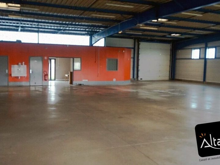 A LOUER entrepôt - local d'activité de 470 m² avec bureaux, au coeur d'un parc d'activité de bel qualité, sur l'agglomération de Dreux.