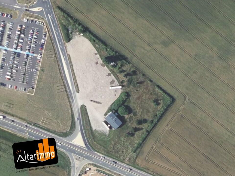 A VENDRE beau terrain d'environ 3 000 m² en bordure de la RN 12 entre Evreux et Dreux pour une activité commerciale ou de restauration.
