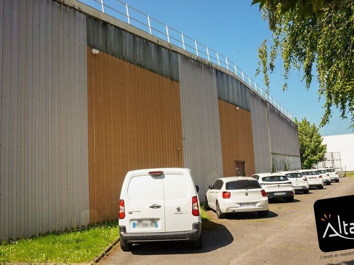 A VENDRE Entrepot avec bureaux de 3 530 m² sur un terrain indépendant de 5 438 m² à Mainvilliers.