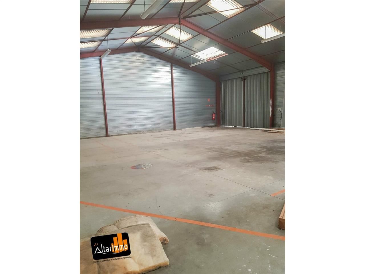 A LOUER Local d'activité de 230 m² avec bureaux, au sein d'une zone d'activité de l'agglomération de Chartres.