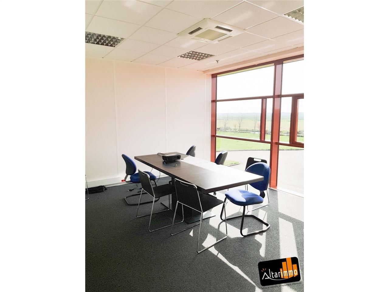 A LOUER un ensemble de 400 m² de bureaux, comprenant une entrée, un bel espace d'accueil, et un spacieux open-space, situé au sein d'un parc d'activités à Vernouillet, à proximité immédiate de la RN 154.