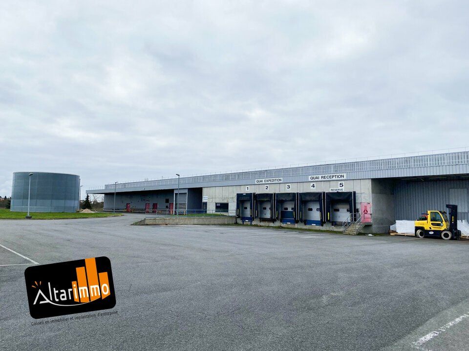 A VENDRE un bâtiment industriel en très bon état d'environ 14 600 m², construit en 2003 sur un terrain de 6 hectares, entre les autoroutes A10, A19, A71 et A77.