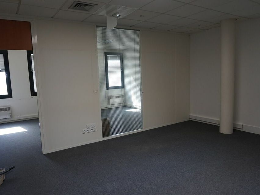 A LOUER un petit plateau de bureau de 52 m², comprenant un hall d'accueil, 2 bureaux et sanitaires, sur un parc tertiaire à Chartres.