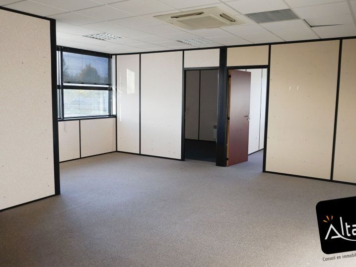 A LOUER bureaux cloisonnés d'environ 211 m², au sein d'un immeuble très bien placé, en façade de l'avenue principale du Jardin d'entreprises de Chartres, 1er parc d'activités économiques du département.