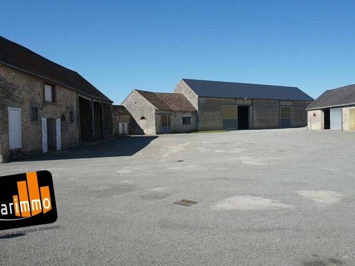 A LOUER corps de ferme situé à 30 minutes de Chartres, avec bureaux en R+1, multiples granges et grande capacité de stockage. Rare opportunité dans l'agglomération.