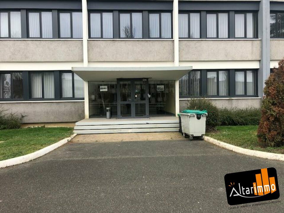 A LOUER locaux d'activités, entrepôts et bureaux au sein d'un ensemble immobilier constitué de plusieurs bâtiments connectés, sur près de 11000 m² divisibles. 