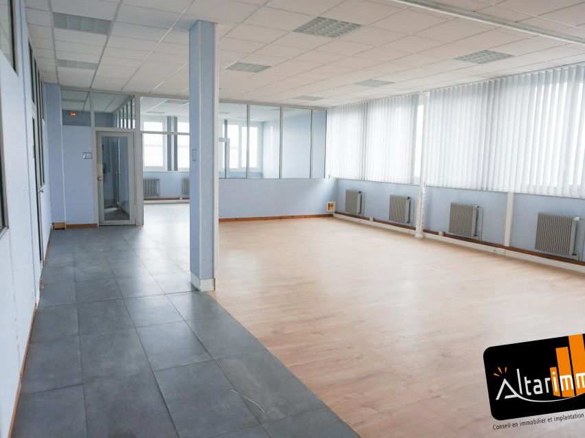 A LOUER bureaux et open-spaces au sein d'un site industriel de l'agglomération chartraine.