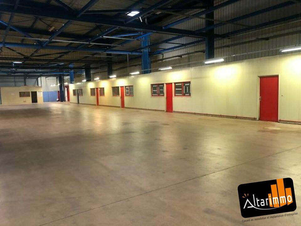 A VENDRE locaux d'activités, entrepôts et bureaux au sein d'un ensemble immobilier constitué de plusieurs bâtiments connectés, sur près de 11000 m² divisibles. 