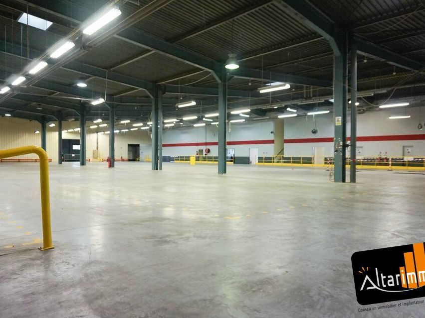 A VENDRE local d'activité , entrepôts au sein d'un ensemble immobilier constitué de plusieurs bâtiments connectés, sur près de 10 000 m² divisibles. 