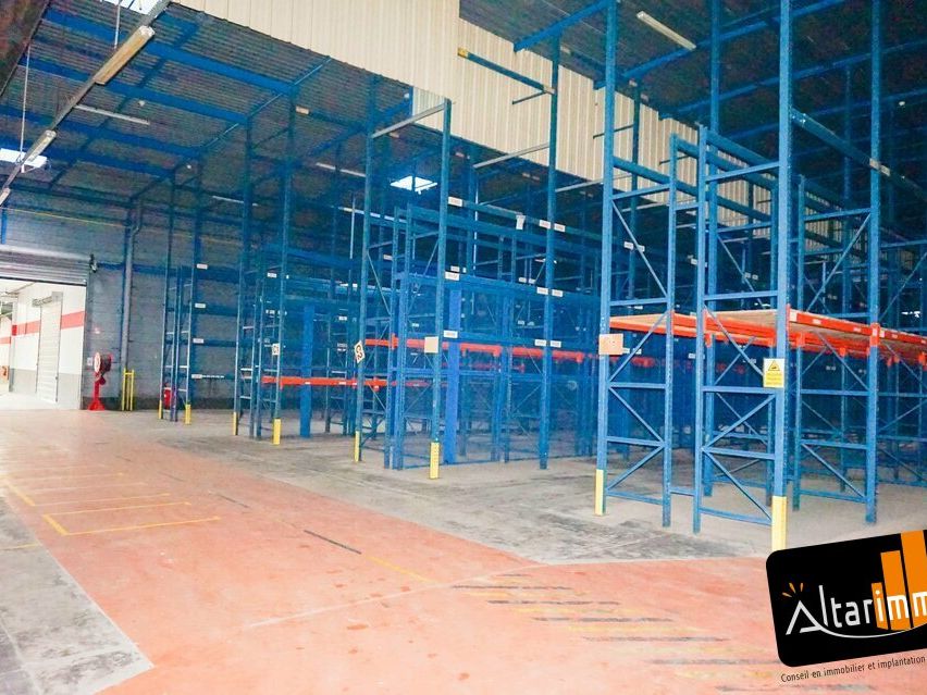 A VENDRE locaux d'activités, entrepôts au sein d'un ensemble immobilier constitué de plusieurs bâtiments connectés, sur près de 10 000 m² divisibles. 