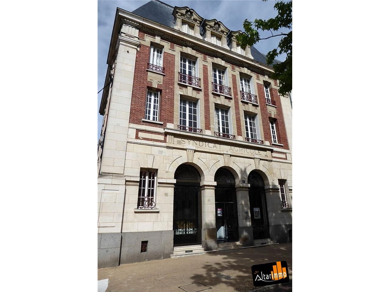 A LOUER 690 m² de bureaux, au coeur de la ville de CHARTRES, face au nouvel Hôtel de Ville.