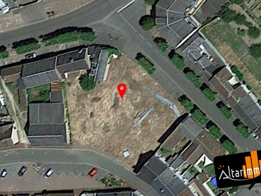 A VENDRE terrain nu de 1 350 m² environ situé en centre-ville, à 20 km de Châteaudun et de la RN10, et à 15 km de l'échangeur A11.