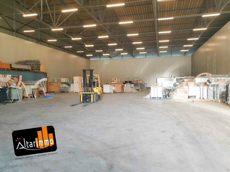 A LOUER Un bel entrepôt d'environ 1200 m², à proximité de Chartres.