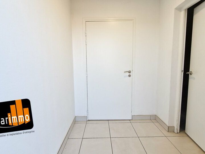 A LOUER bel entrepôt avec bureaux de 270 m² , à proximité immédiate de Chartres.