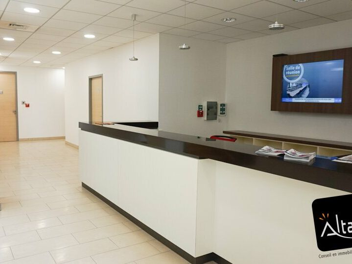 A LOUER un ensemble de bureaux de 14 m² à 70 m² au coeur du Jardin d'entreprises de Chartres, dans un immeuble indépendant d'environ 2000 m², à proximité de l'échangeur A11 et de la N10.<br/>