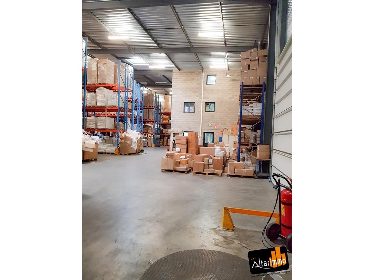 A VENDRE un bel entrepôt d'environ 2800 m² sur un terrain indépendant et clos de 5000 m² sur un parc d'activité de l'agglomération de Dreux. Construction récente.