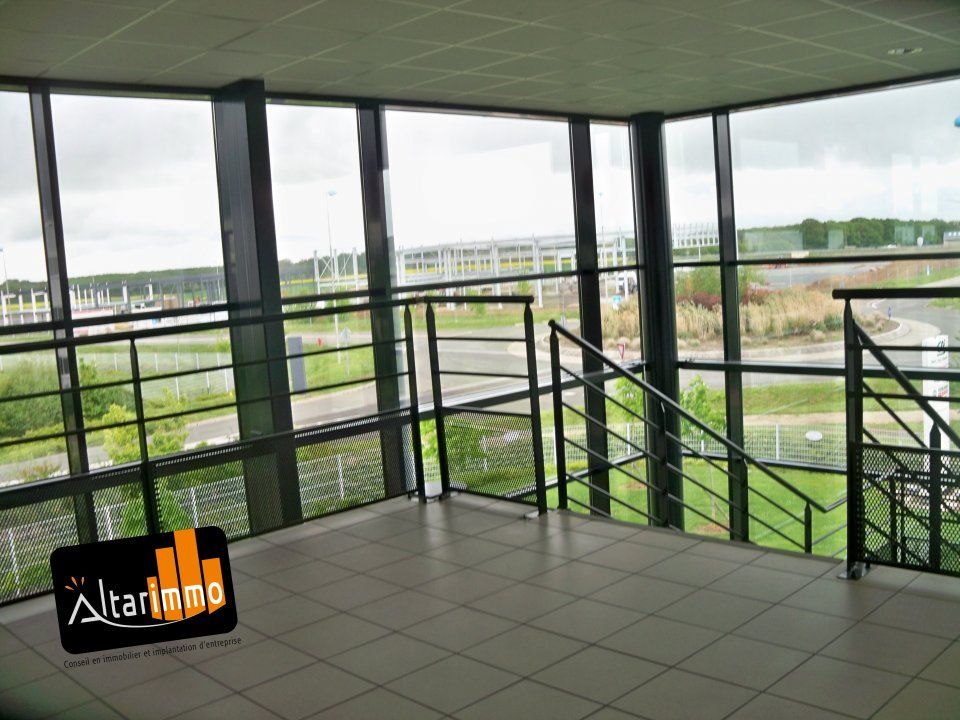 A LOUER Plateau de bureaux de 148 m² environ, au coeur du Pôle tertiaire du Jardin d'entreprises de Chartres, au sein d'un immeuble indépendant d'environ 2000 m², à proximité de l'échangeur A11 et de la RN 10.