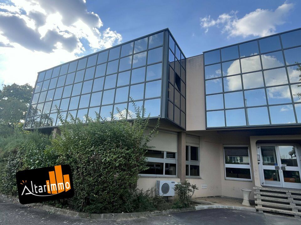 A VENDRE Immeuble de bureaux d'environ 1300 m² sur un terrain de 3985 m², à Lucé, agglomération de Chartres.