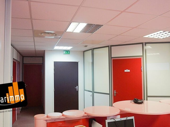A VENDRE bureaux cloisonnés de 136 m², au 1er étage d'un immeuble du Jardin d'entreprises de Chartres.