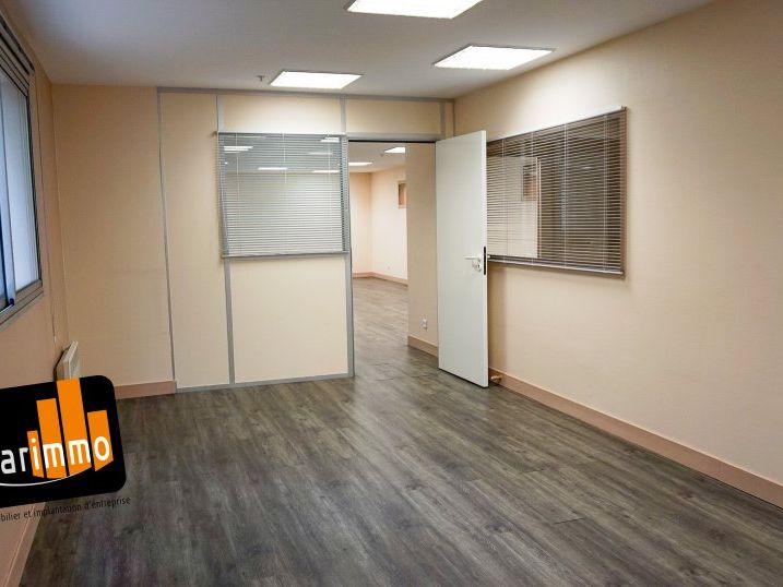 Bureaux à louer d'une superficie d'environ 363 m², divisibles, au sein d'un parc d'activités de l'agglomération de Dreux, à proximité immédiate de la RN12.