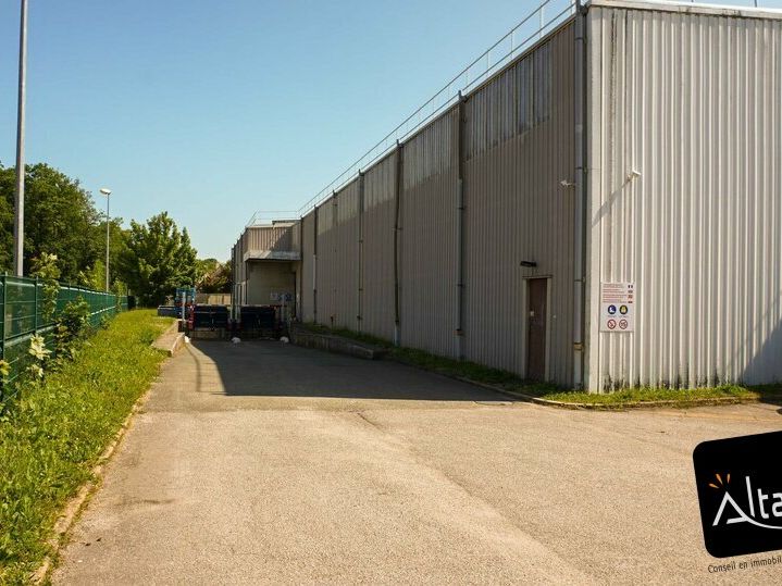 A LOUER Entrepot avec bureaux de 3 530 m² sur un terrain indépendant de 5 438 m² à Mainvilliers.