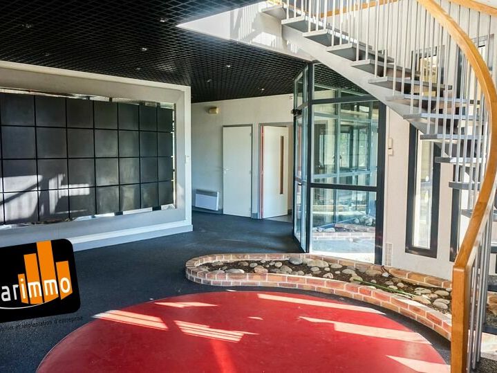 A VENDRE immeuble de bureaux de 600 m² en R+1 et bâtiment indépendant de 1000 m², au coeur d'une zone d'activités à 10 mn de l'autoroute A11 Paris - Chartres - Le Mans.