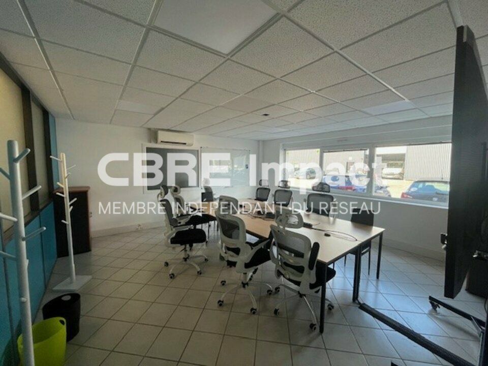 REIMS - ZA POMPELLE / FARMAN Bâtiment d'activité avec bureaux.