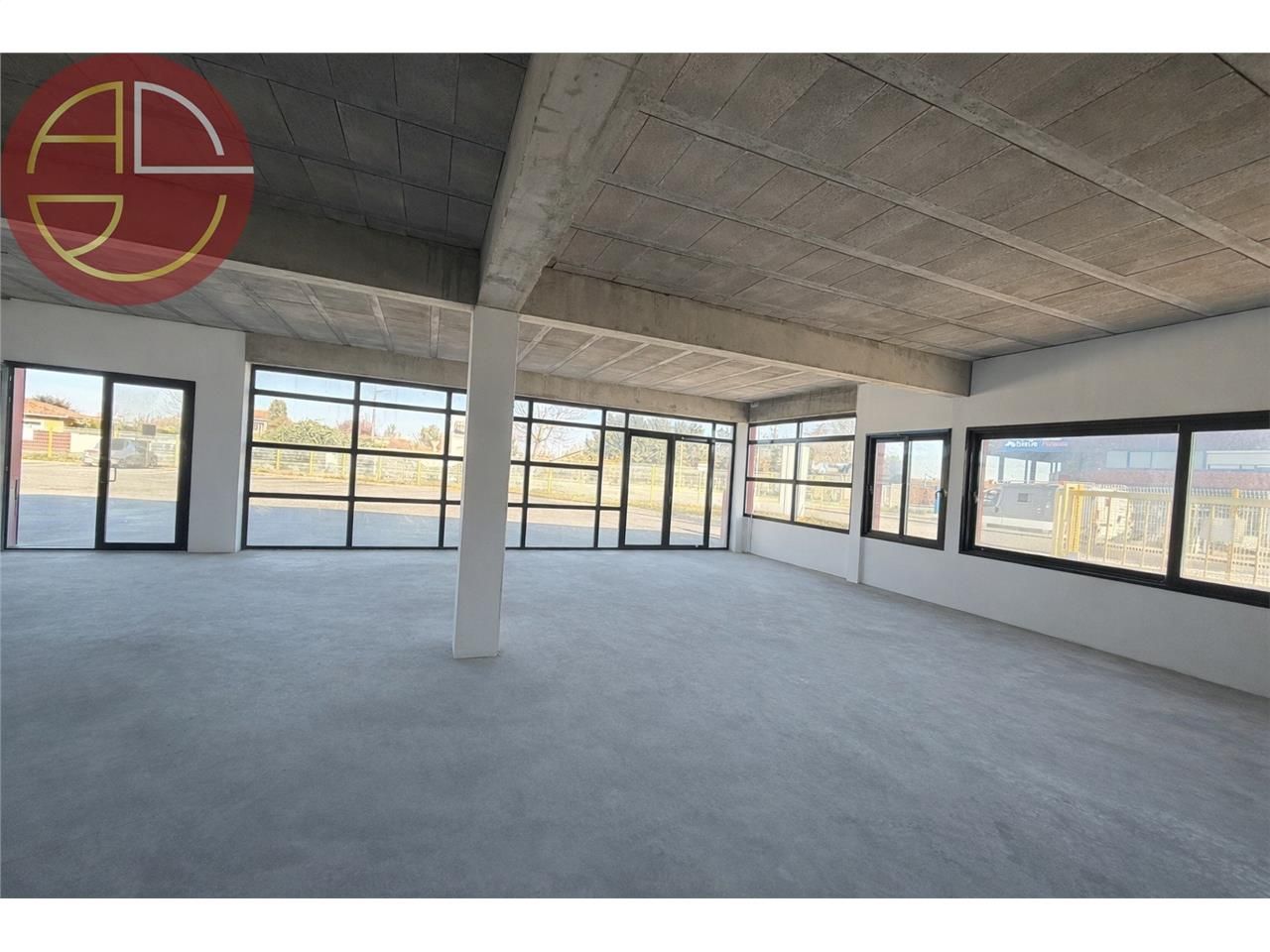 Location local commercial 450 m² à SAINT-LYS