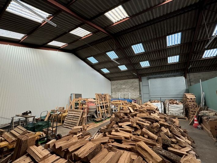 Local d'activité 300m² avec terrain 