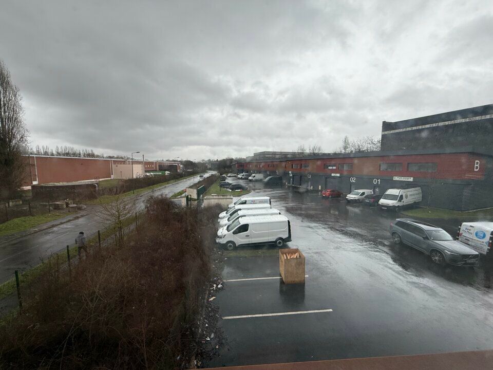 ACTI'LOG Transaction vous propose à la location ou à la vente, un local d'activités de 362 m² environ situé à SAINT-OUEN-L'AUMONE.