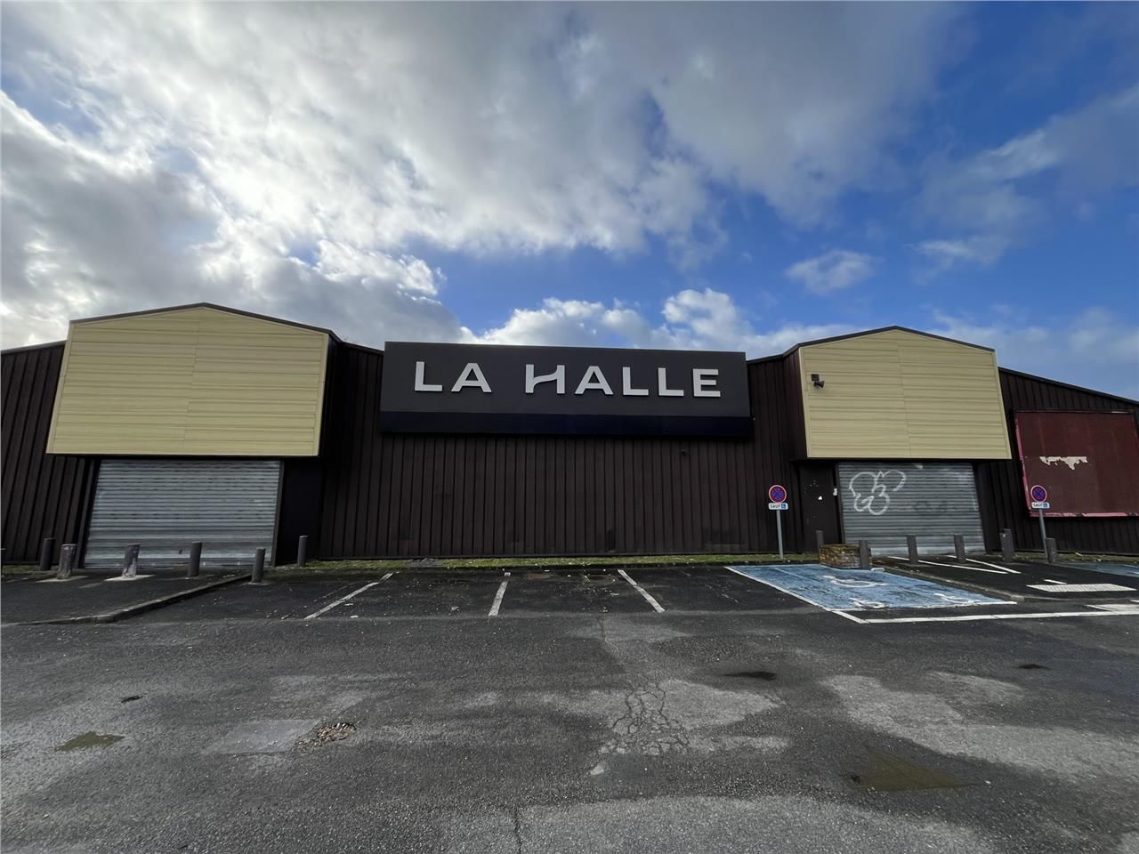 Location local 380 m² à Nemours