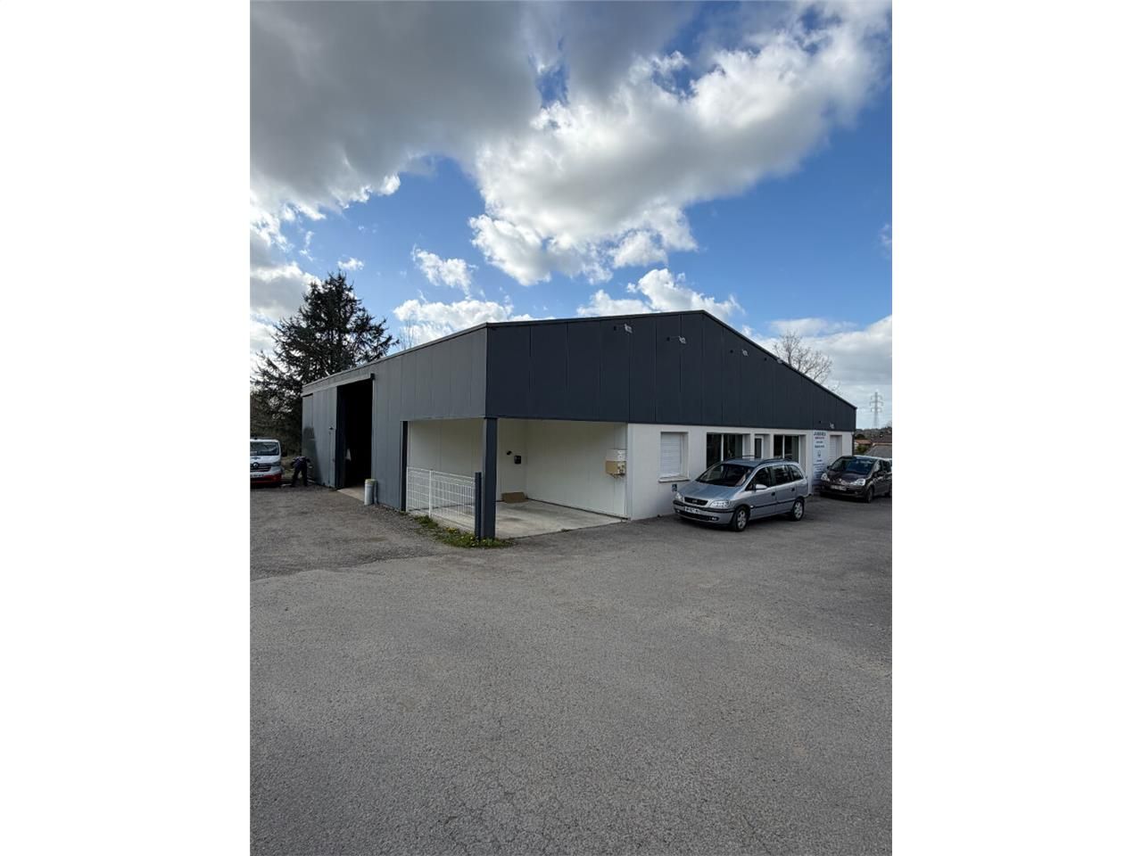 Location local 315.00 m² à SAINT JUNIEN