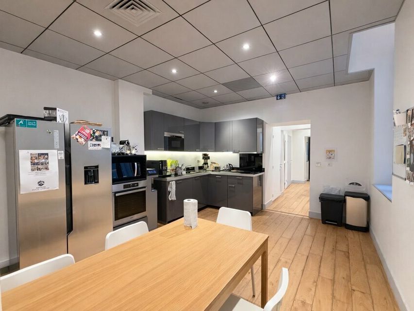 Valoris vous propose à la location une surface de bureaux de 321 m², idéalement située en plein cœur de la Presqu'île lyonnaise, dans un secteur emblématique et très recherché.