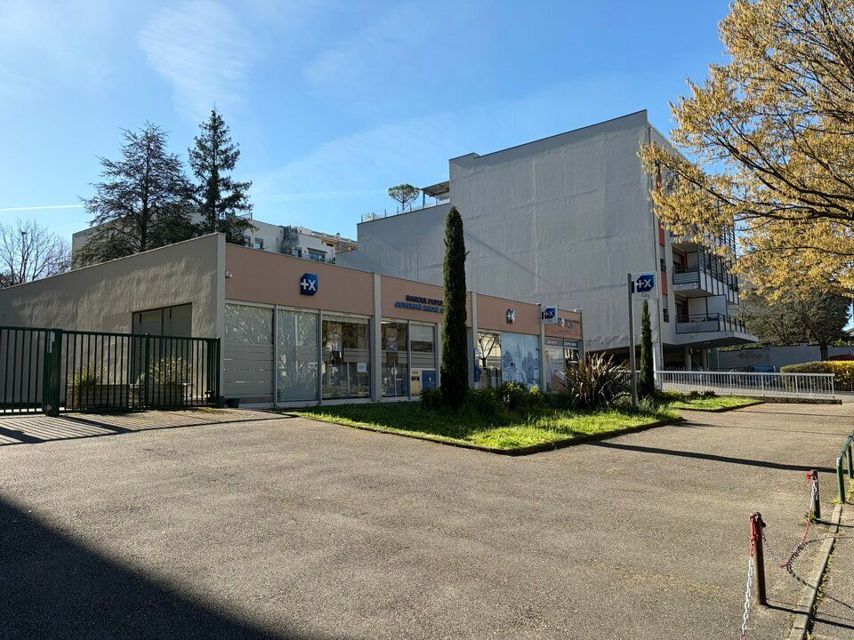 Valoris Real Estate vous propose un local commercial à louer d'une surface de 54 m² à Caluire-et-Cuire dans le quartier du Vernay.