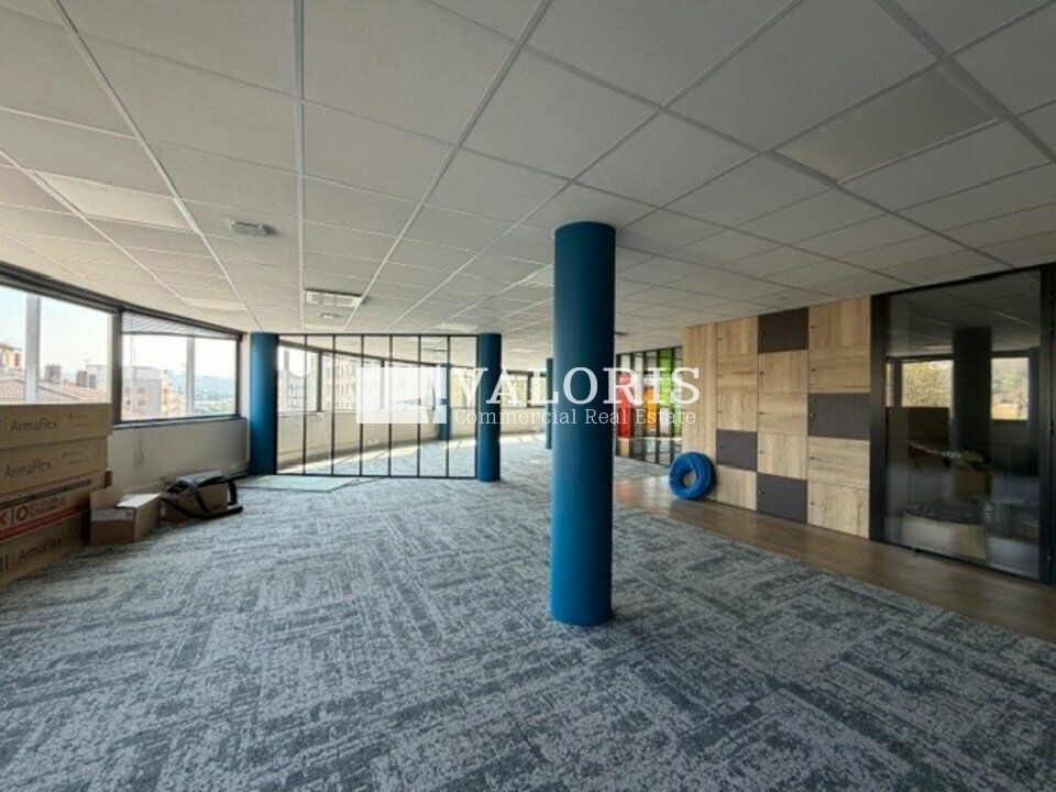 Nous vous proposons des bureaux rénovés, situés à Lyon 9, à proximité immédiate du secteur de la gare de Vaise.