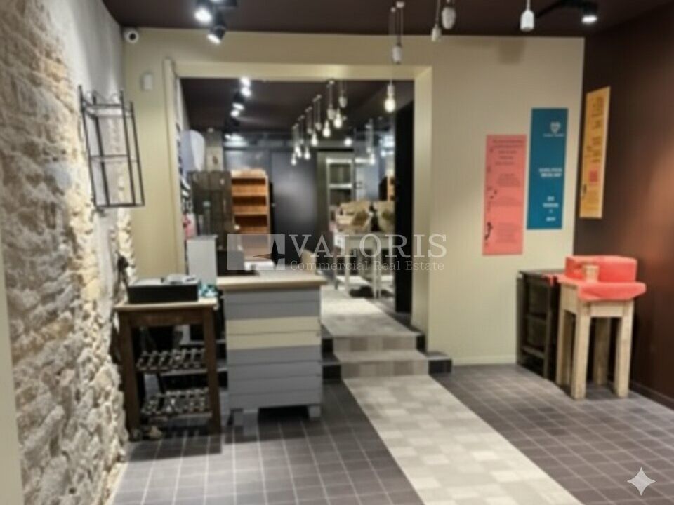 Valoris Real Estate vous propose un local, situé en plein cœur du 4ème arrondissement de Lyon, sur la Grande Rue de la Croix-Rousse, ce local commercial de 60 m² en rez-de-chaussée bénéficie d'une visibilité optimale.