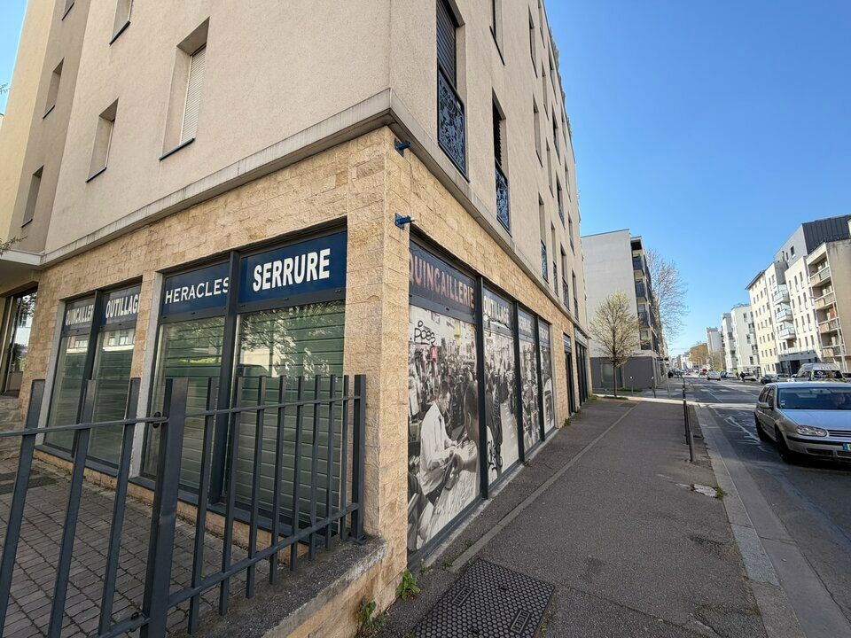 Valoris Real Estate vous propose à la location un local commercial d'une surface de 120 m² au cœur du 7ème arrondissement de Lyon dans le quartier de Jean Macé.