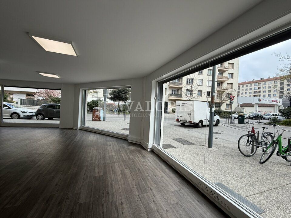 Valoris Real Estate vous propose à la location un local commercial d'une surface de 100 m² à Villeurbanne entre les quartier Gratte-Ciel et Cusset.