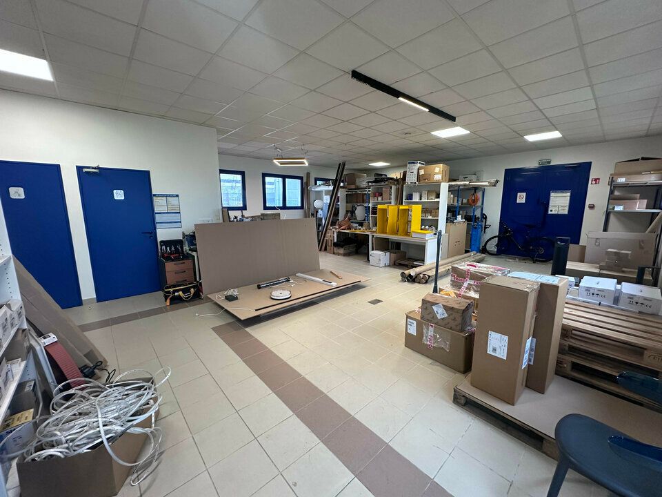 Local professionnel indépendant d'environ 160 m2 - REIMS Port Colbert 