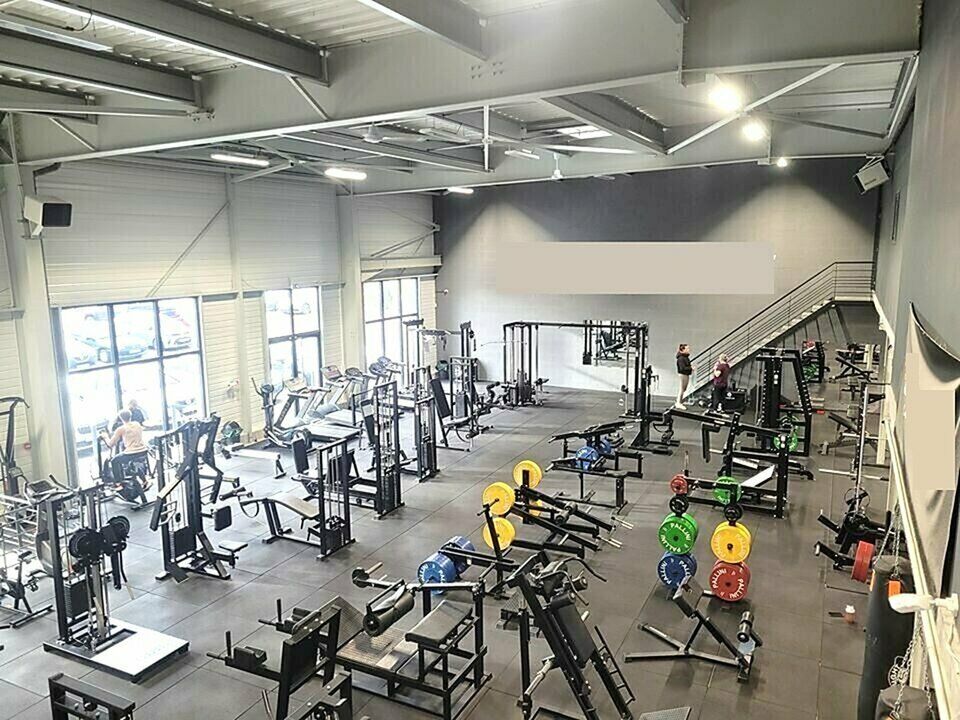 TRES BEAU LOCAL COMMERCIAL SITUE DANS UNE ZONE D'ACTIVITES.